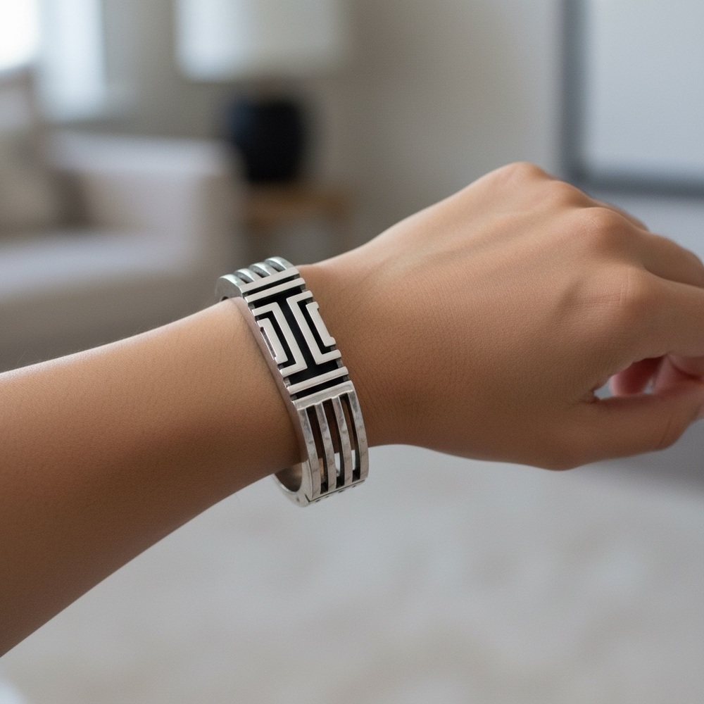 🩶TORY BURCH x FITBIT🩶Silver Hinged Bangle with COA & Dust Bag/EUC